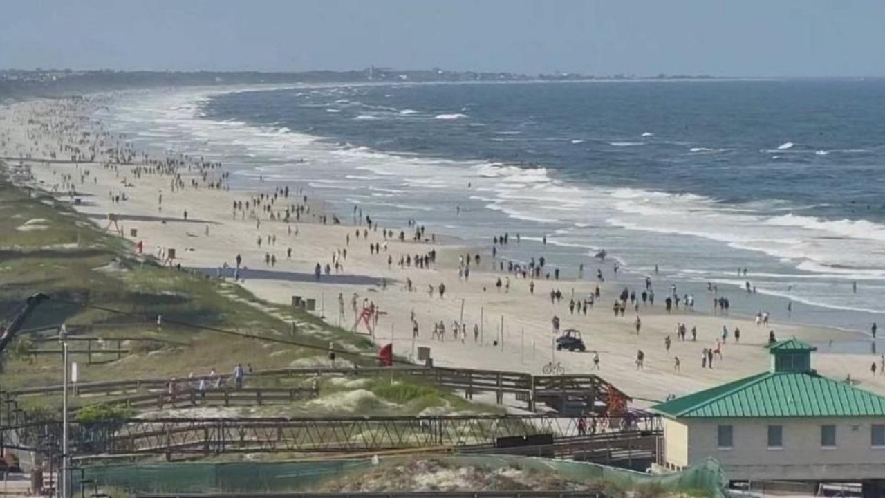 Koronanın merkez üssü ABD'de kapalı plajlar açıldı! Halk akın etti