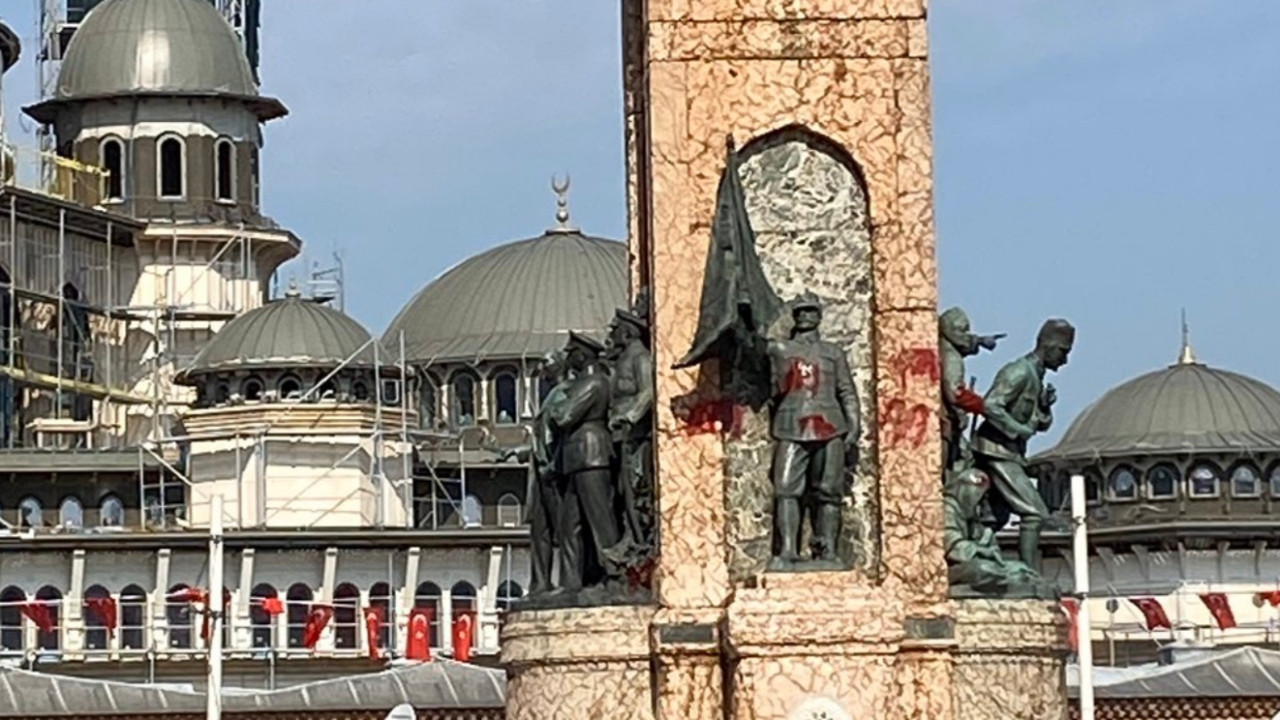 Taksim'deki Cumhuriyet Anıtı'na çirkin saldırı! Kırmızı boya attılar