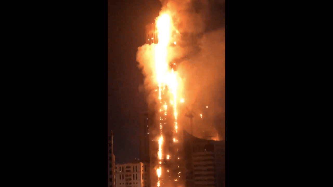 BAE'de dev gökdelende yangın! Alevler tüm binayı sardı...