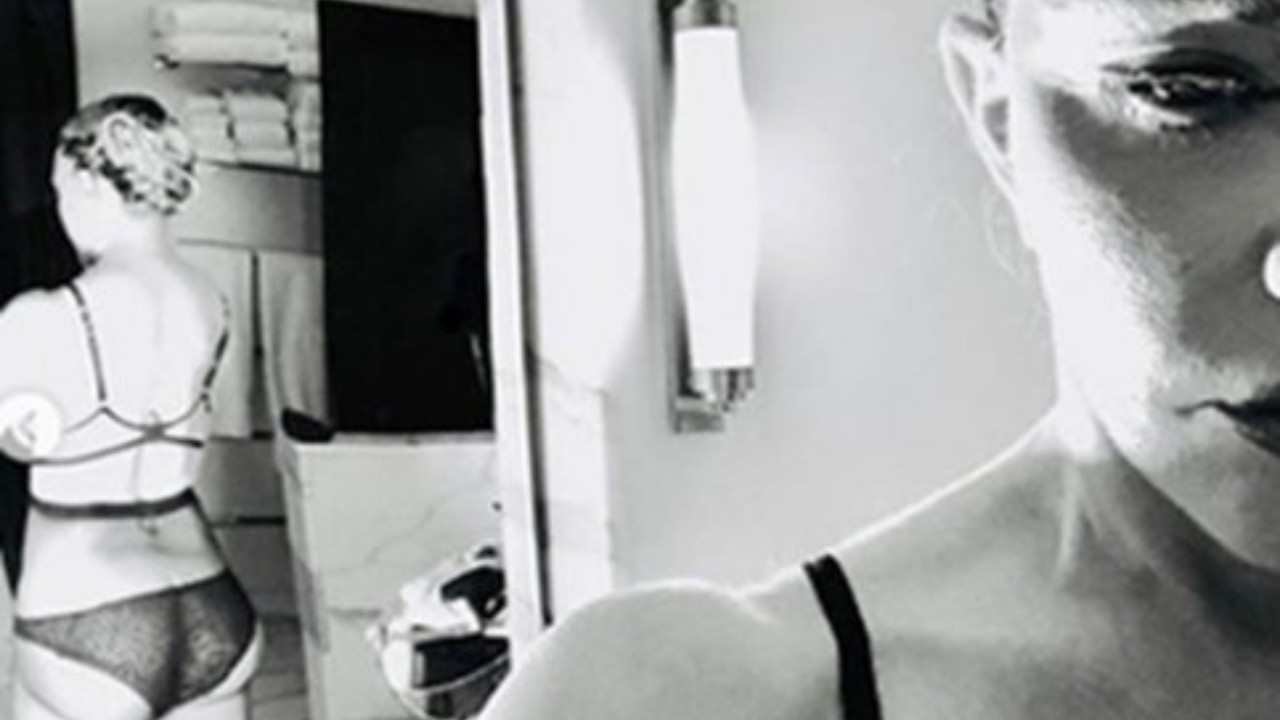 Madonna'dan kalça implantlı selfie!