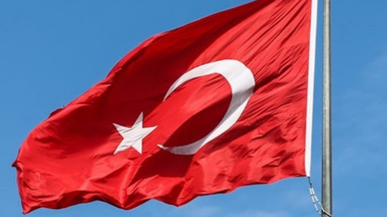 Türk bayrağını kesip indirdi, gözaltına alındı