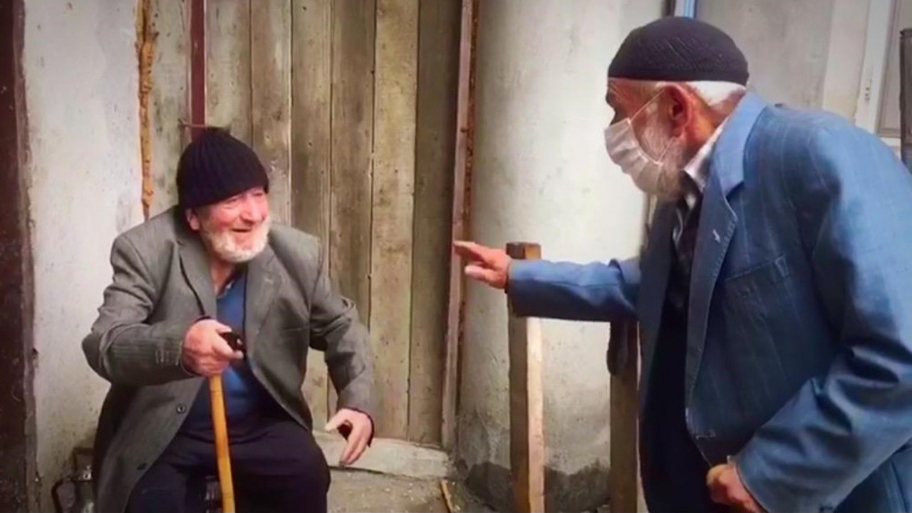 Trabzonlu yaşlıların gülümseten bayramlaşması... Sarılmak istedi ama...