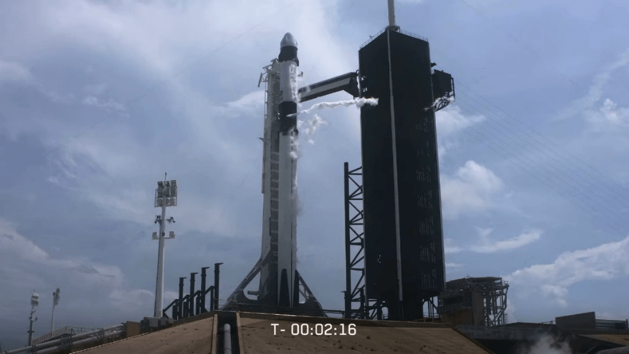 SpaceX'in ilk insanlı uçuşu başladı...