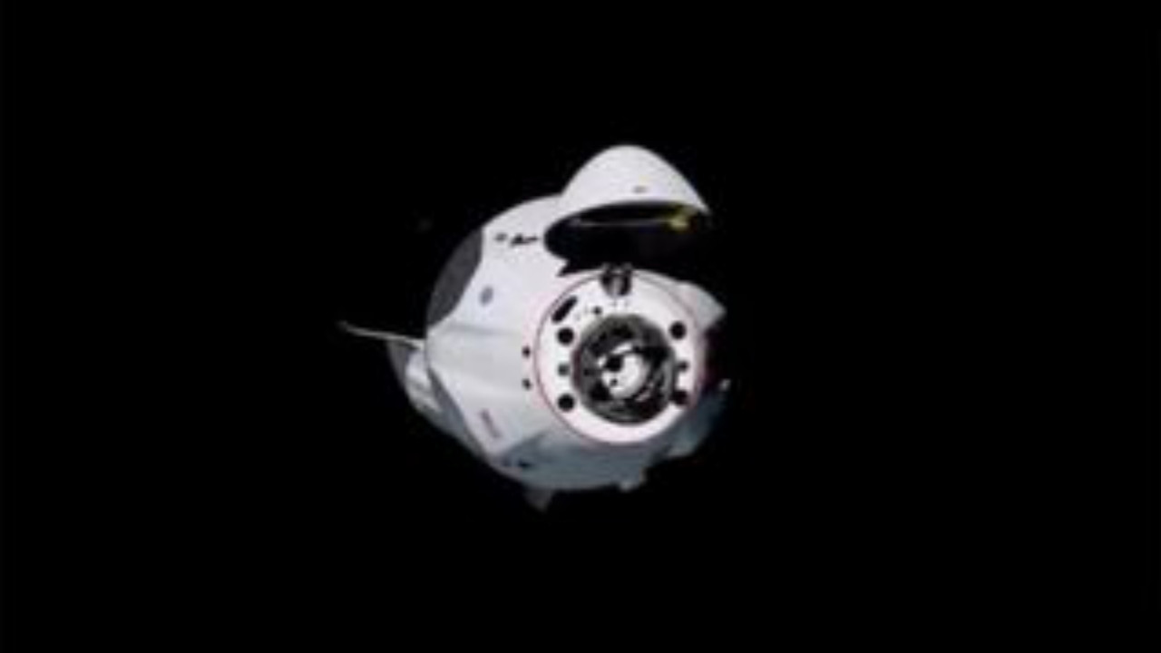 SpaceX aracı, Uzay İstasyonu'na kenetlendi!