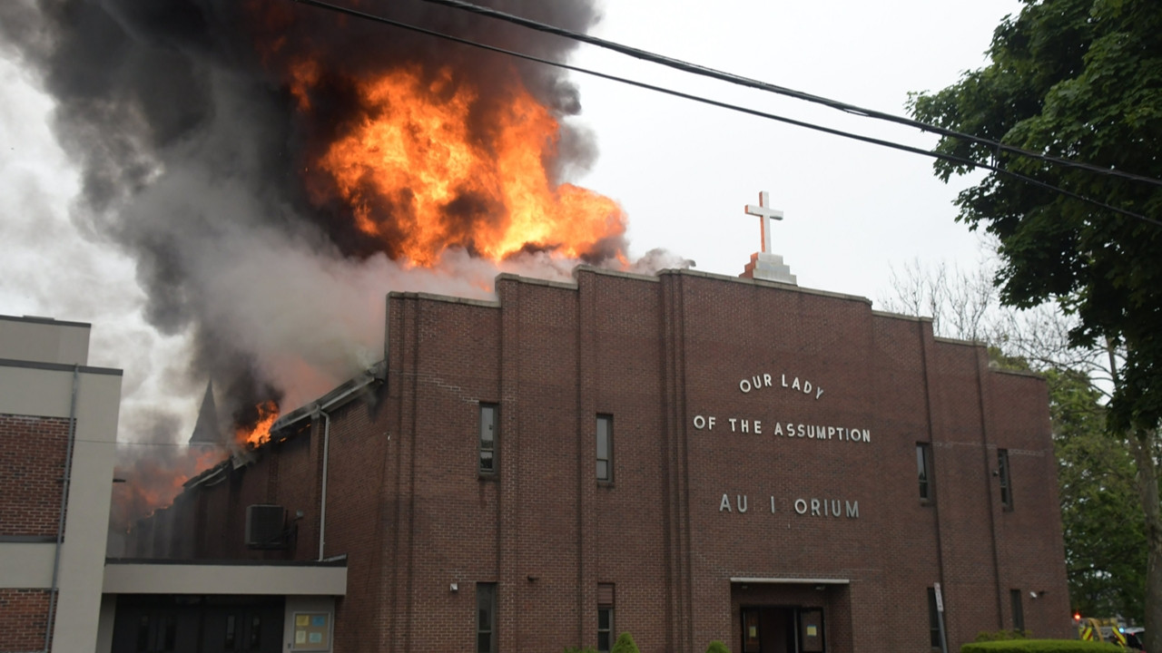 New York'taki kilise alev, alev yandı...