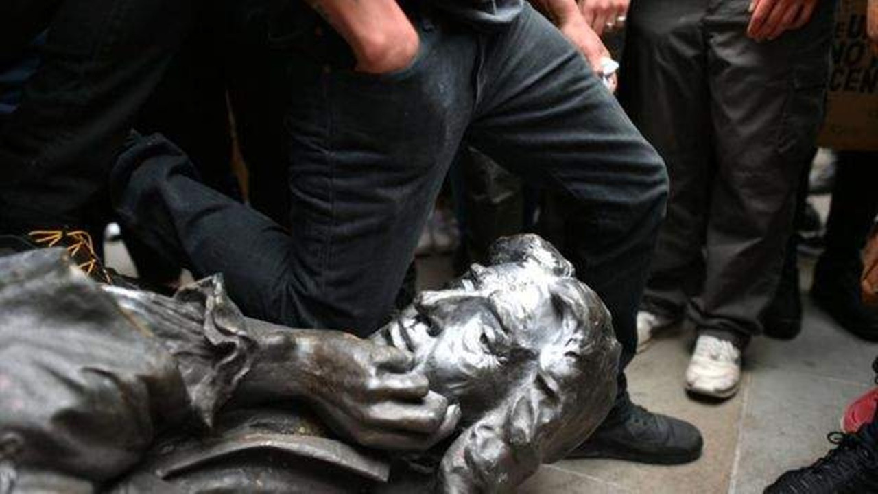 Edward Colston kimdir? Bristol'de heykeli yıkılan Edward Colston kimdir?