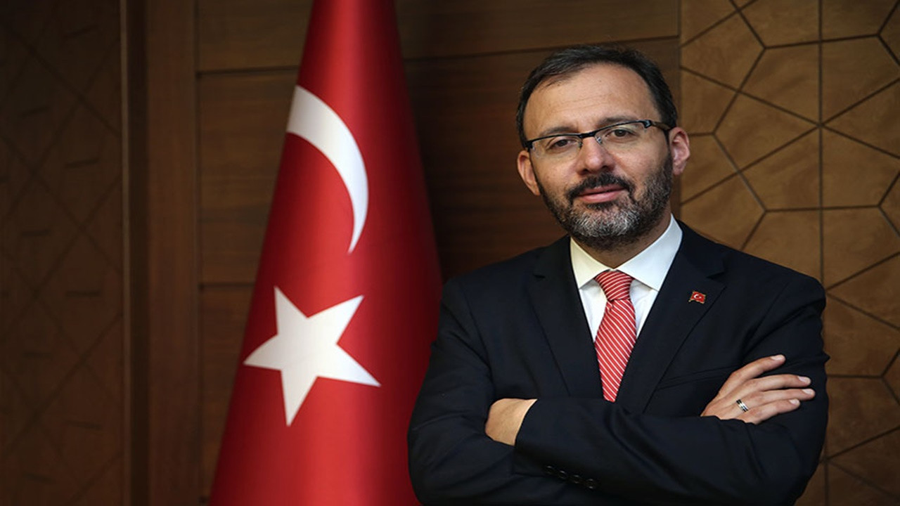 Gençlik ve Spor Bakanı Mehmet Kasapoğlu'ndan Hagi mi Alex mi anketi!