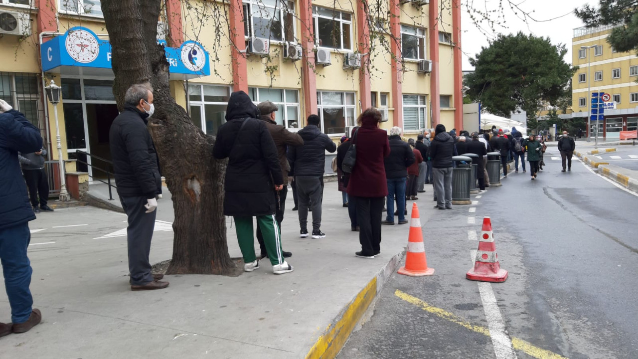 Bakırköy'de kapısında test kuyruğu bitmeyen o hastanede 150 çalışan korona!