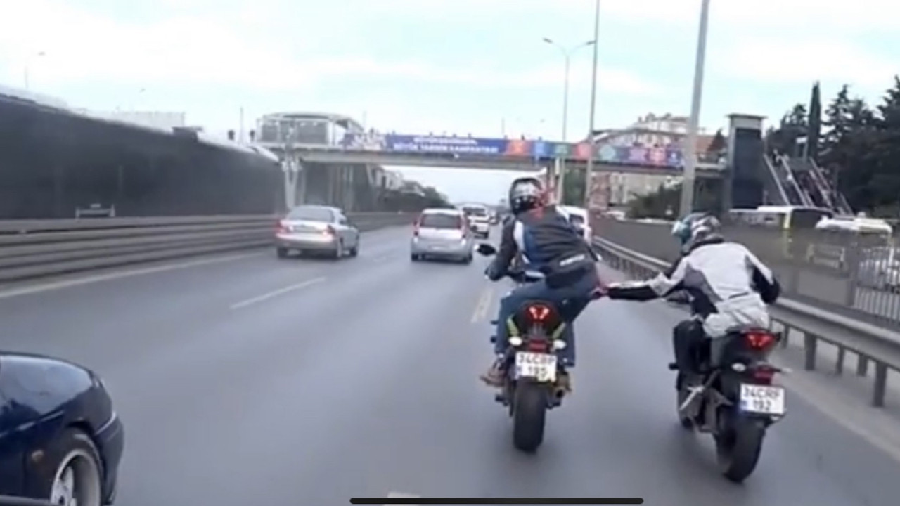 E-5 Karayolu’nda motosikletli magandalar dans edip birbirine tekme attı