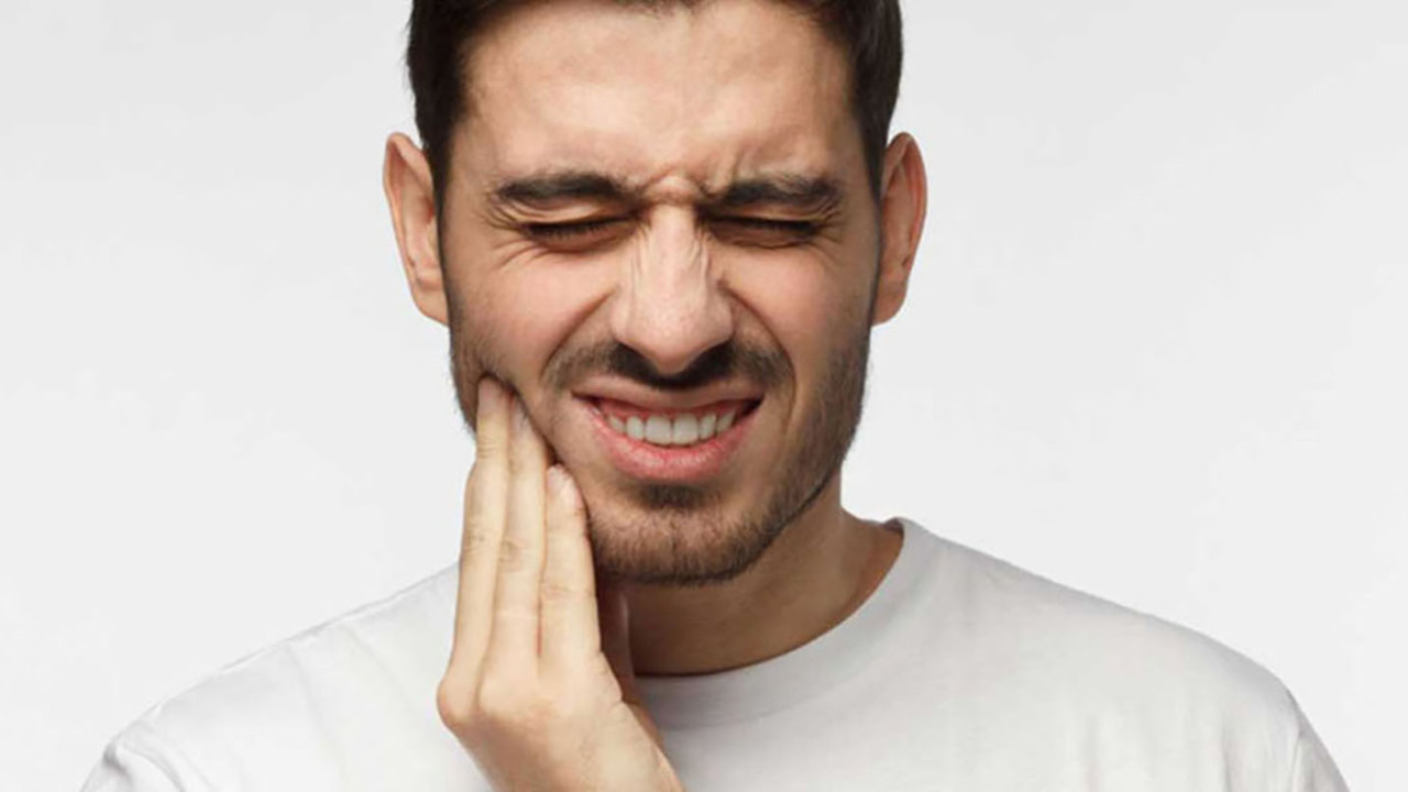 Çene ağrısı kulağa vurur mu? Kulak ağrısı çene eklemi iltihabı belirtisi mi?
