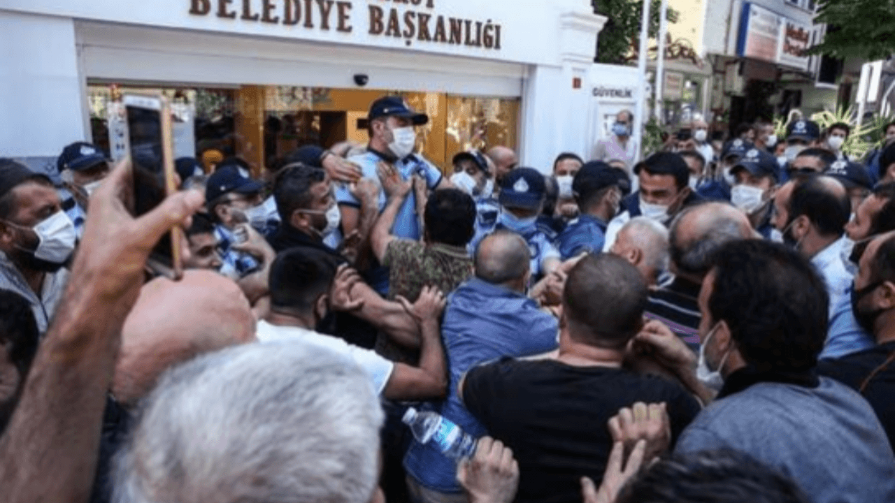Pazarcılar, CHP'li Bakırköy Belediyesi'ni bastı!