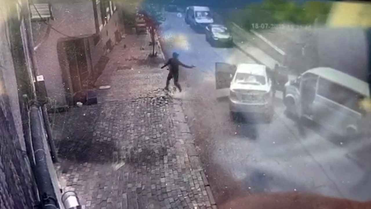 Bağcılar’da polise silahlı saldırı anı kamerada