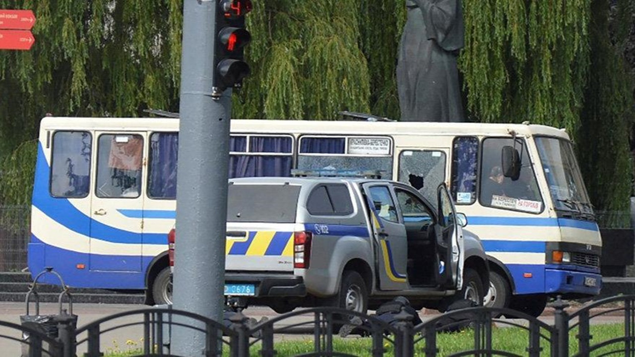 Ukrayna'da silahlı saldırgan otobüs kaçırdı