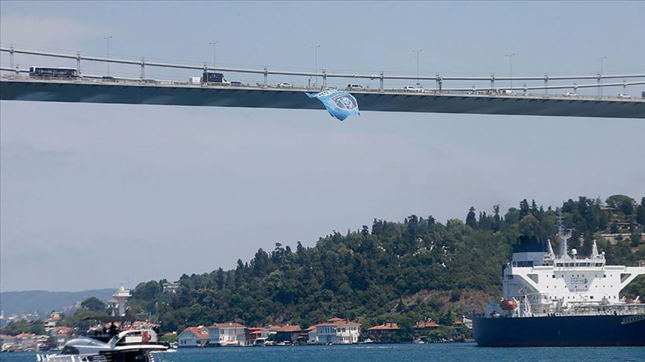 Medipol Başakşehir'in bayrağı köprülere asıldı