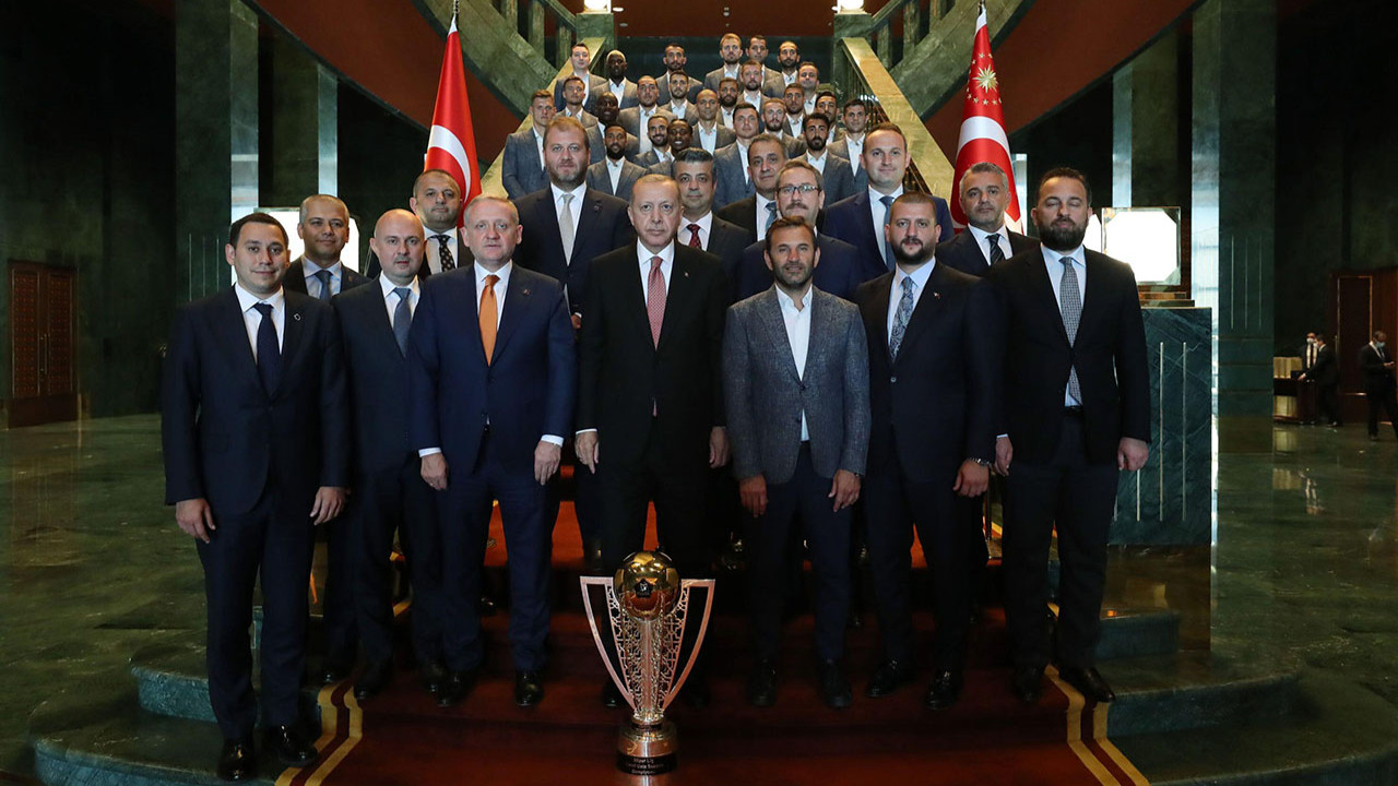 Erdoğan şampiyon Başakşehir'i kabul etti
