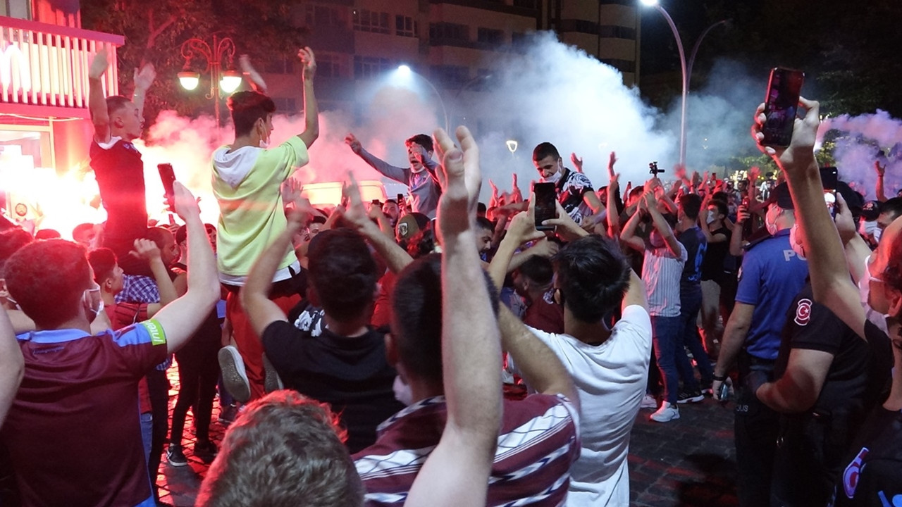 Trabzonspor taraftarı kupayı kutladı