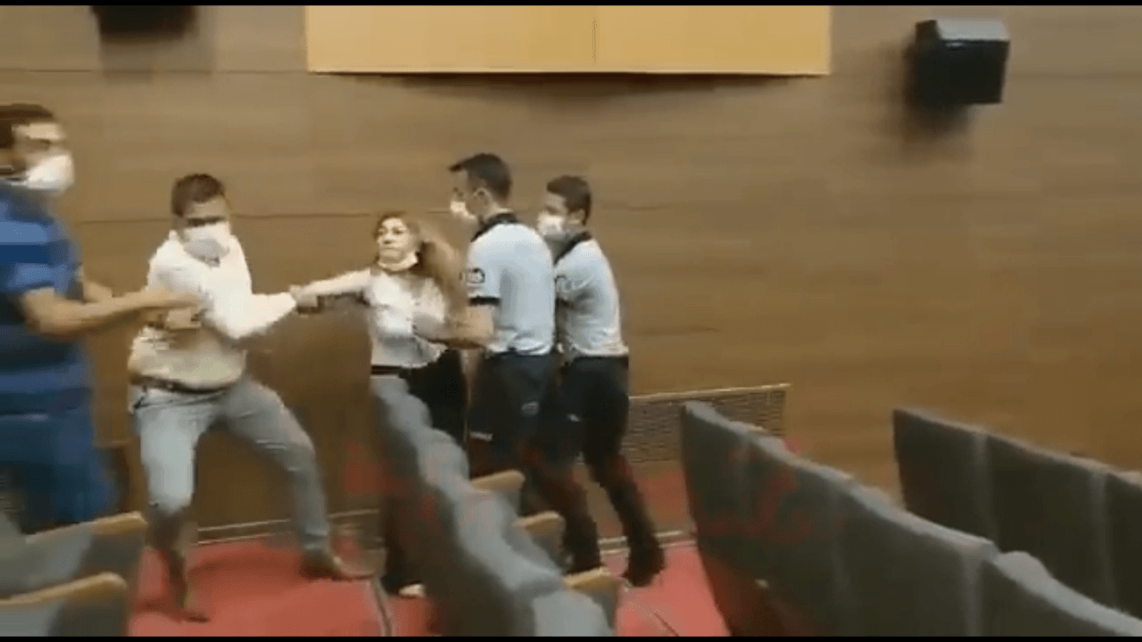 CHP'li başkandan kadın gazeteciye şiddet