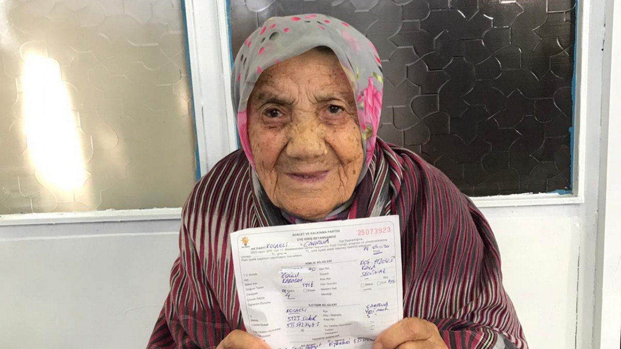 Erdoğan sevgisi 112 yaşındaki "Güllü nine"yi parti üyesi yaptı
