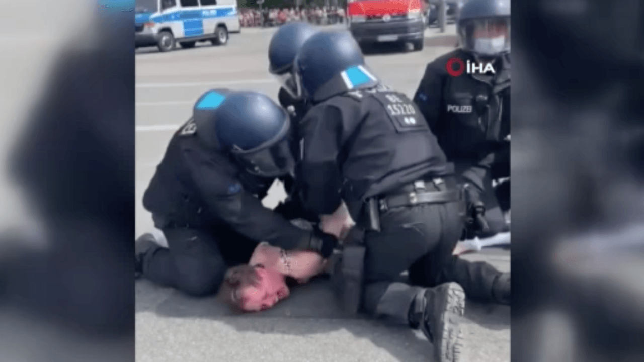 Alman polisinin yaşlı kadına şiddeti tepki çekti
