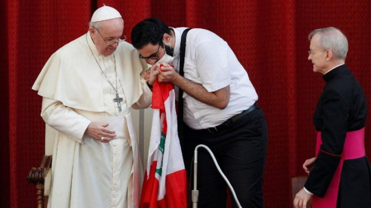 Papa el öptürmeye başladı