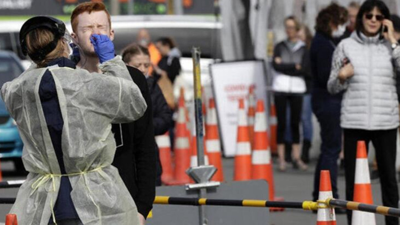 Yeni Zelanda’da 3 ay aradan sonra koronavirüsten ilk ölüm