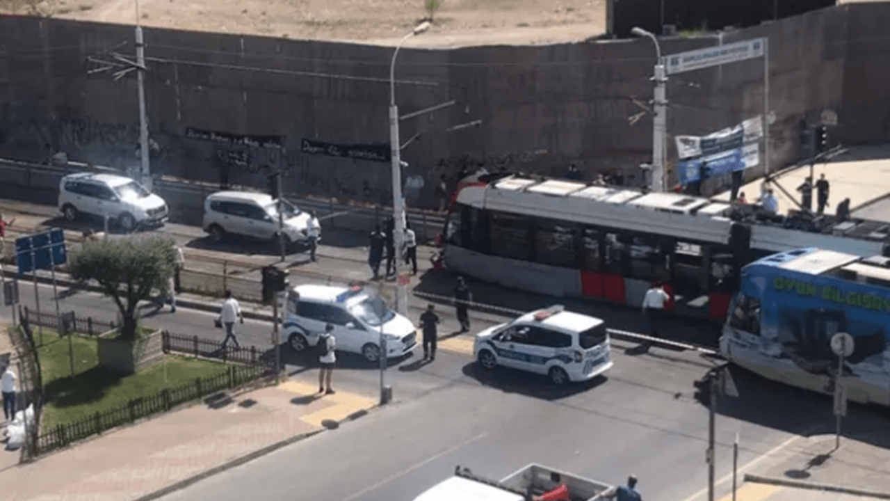 İstanbul'da tramvayla otomobil çarpıştı