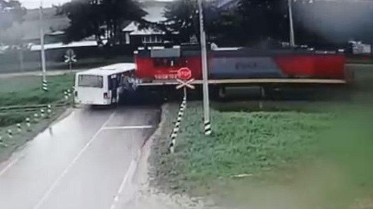 Rusya'da otobüsle lokomotif çarpıştı