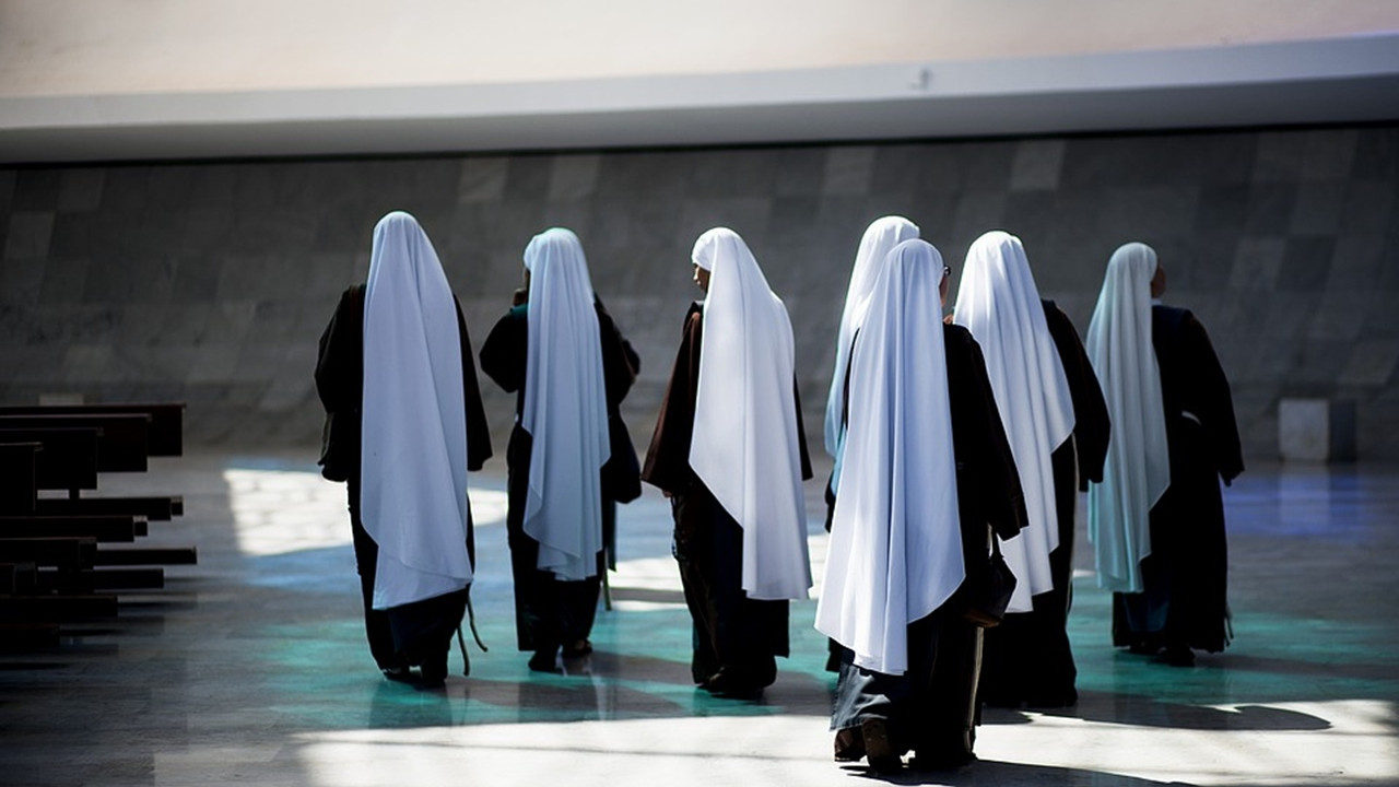 Rahibeler, rahiplerin cinsel tacizine uğruyor