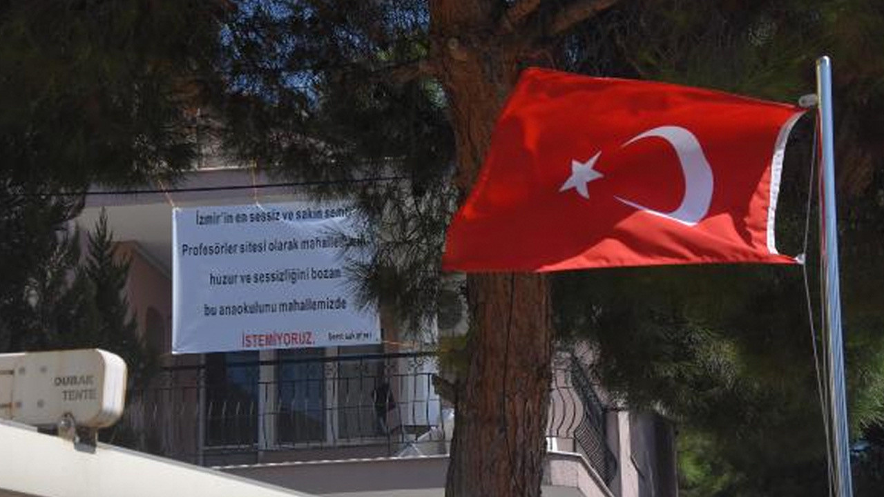 İzmir'de çocuk sesine sinirlenip, balkonuna 'Anaokulunu istemiyoruz' pankartı astı!