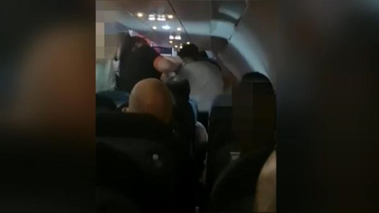 Londra-Antalya uçağında ırkçılık kavgası