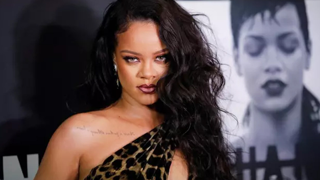 Defilede, içinde hadis geçen bir şarkı çalan Rihanna Müslümanlardan özür diledi!