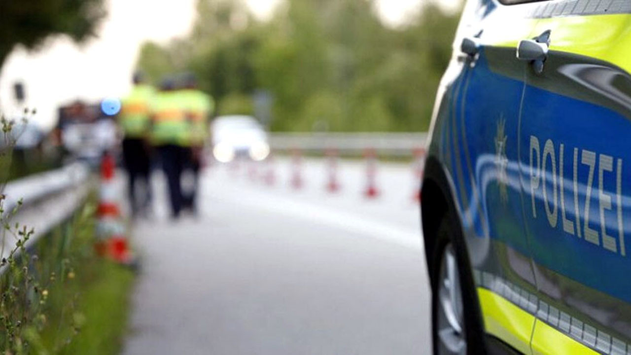Almanya’da bir kişi aracı ile kalabalığa daldı: 1 ölü, 3 yaralı
