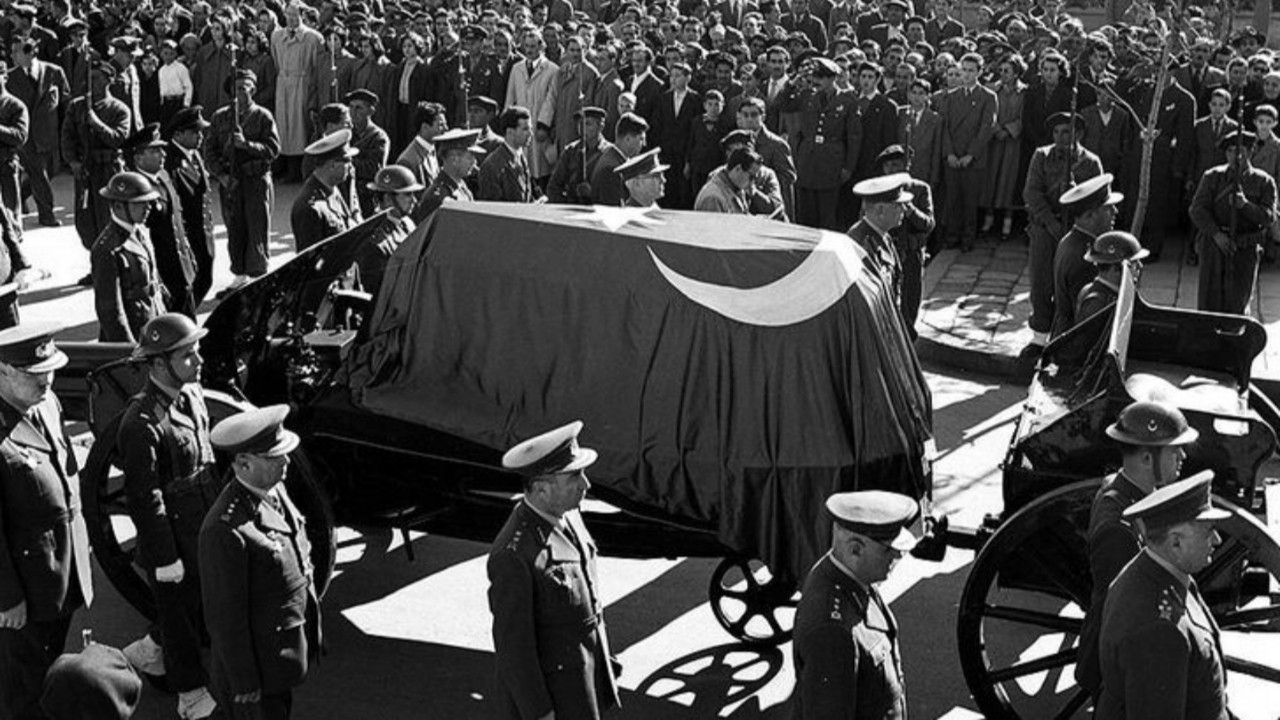 Atatürk'ün cenaze namazının kılınması için kim ısrar etti?