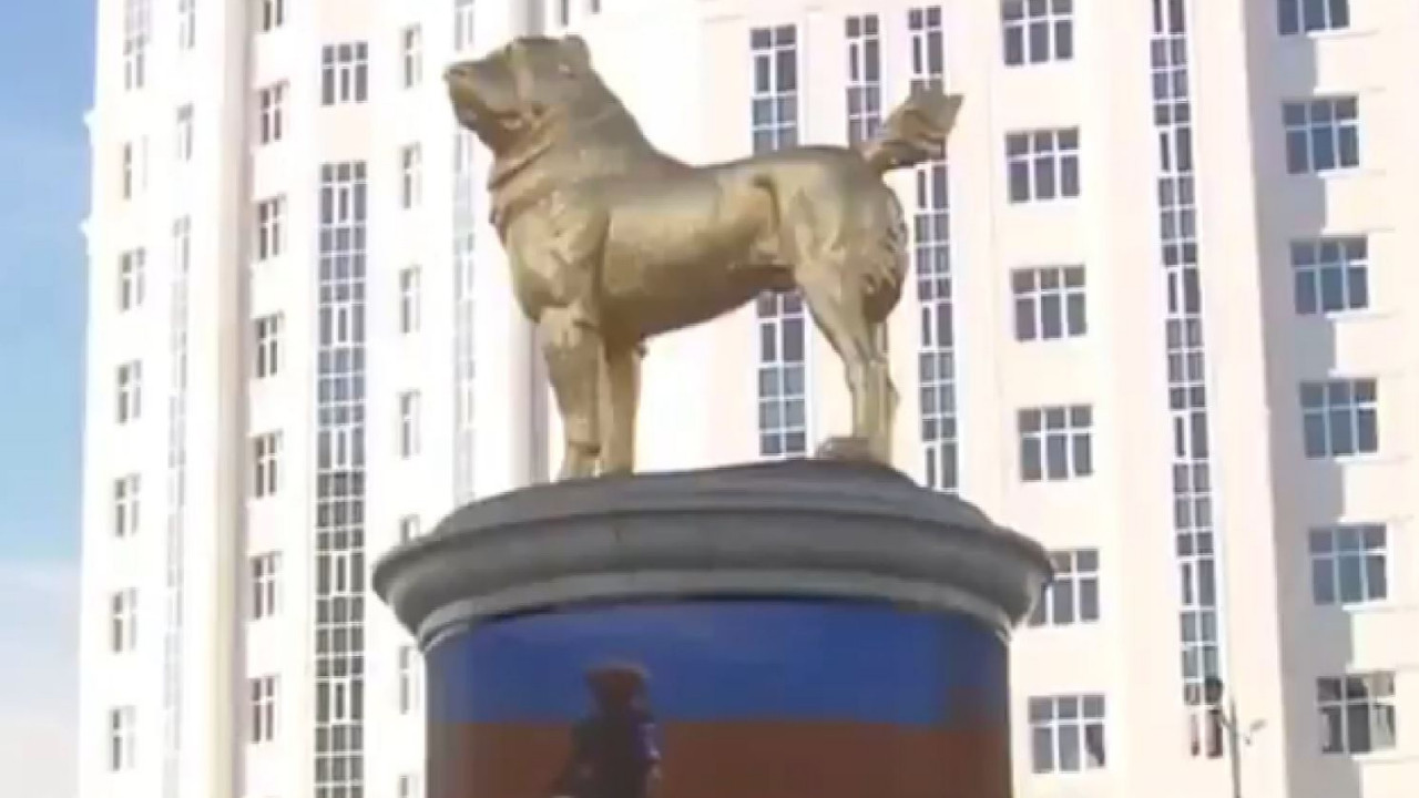 Cumhurbaşkanı köpeği için heykel dikti, ülke karıştı