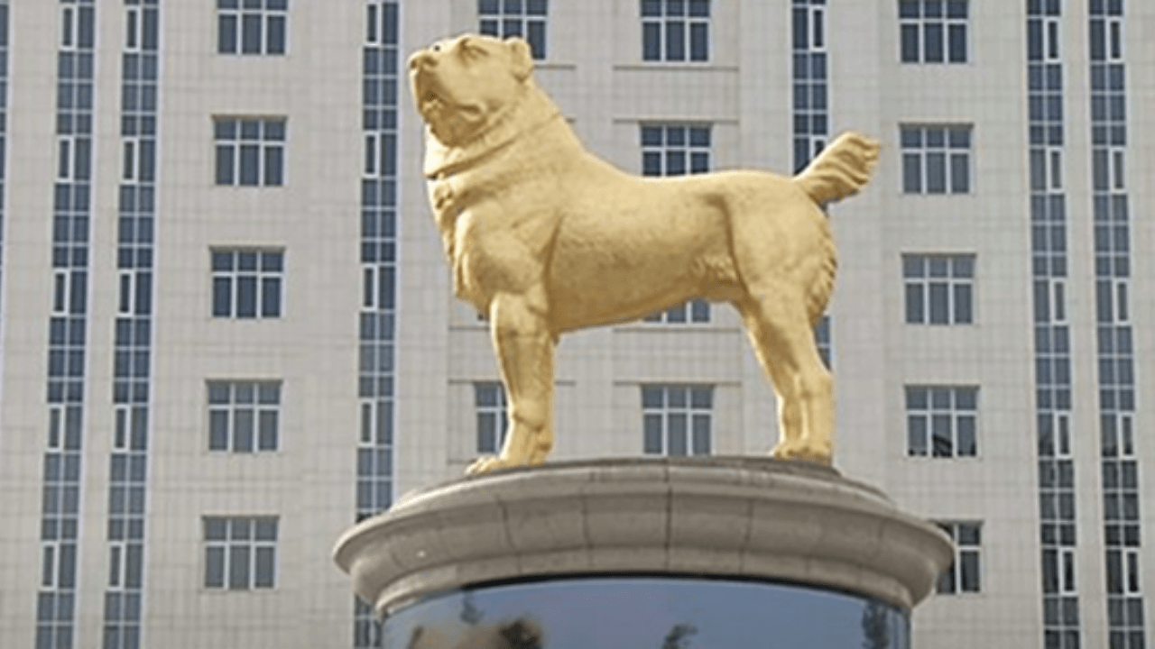 Köpeğinin 6 metrelik altın heykelini diktirdi