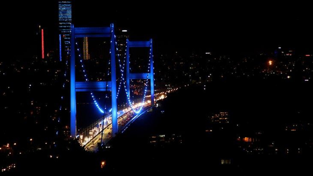 İstanbul'da köprüler maviye büründü