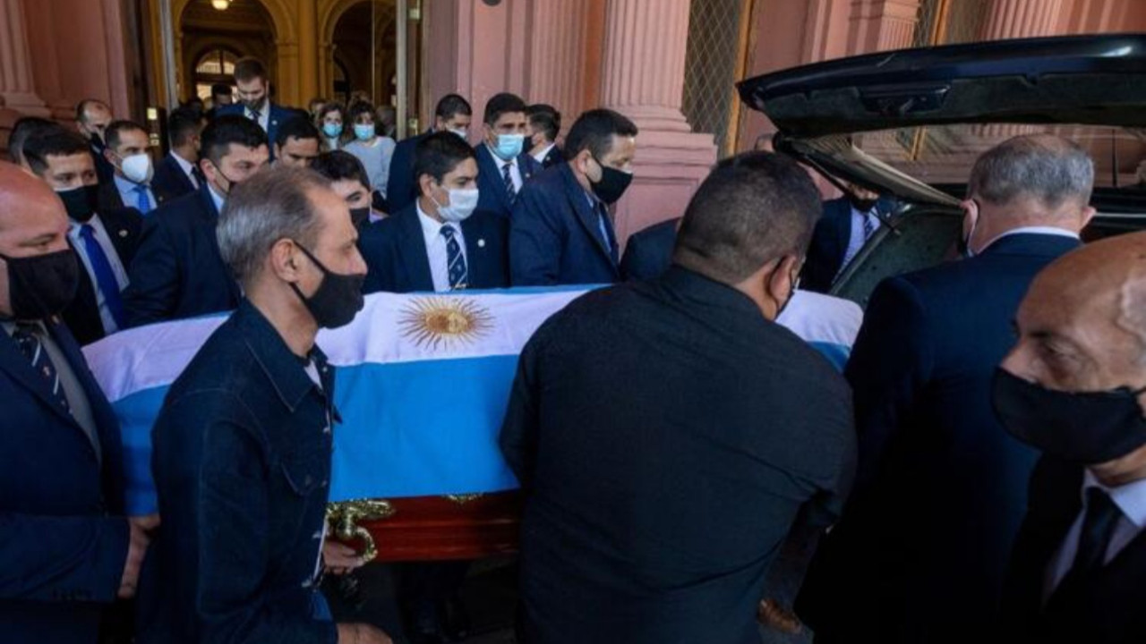 Maradona ailesinin yanına gömüldü
