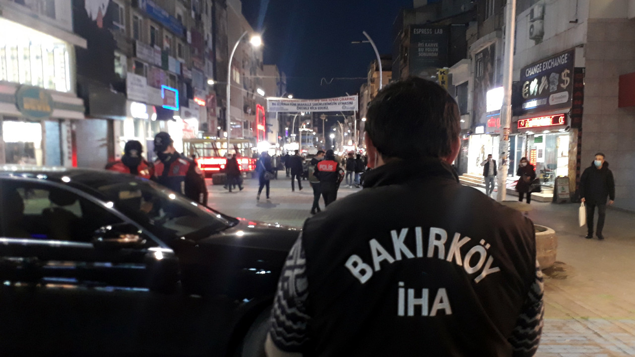 Bakırköy'de polis sokakta sigara içenleri havadan buldu!