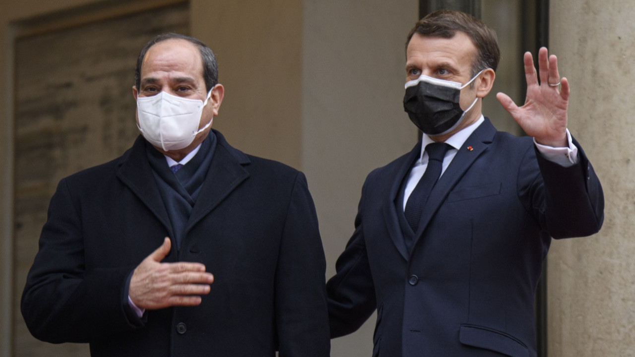 Aklını kaçıran Macron, Sisi'ye onur nişanı verdi