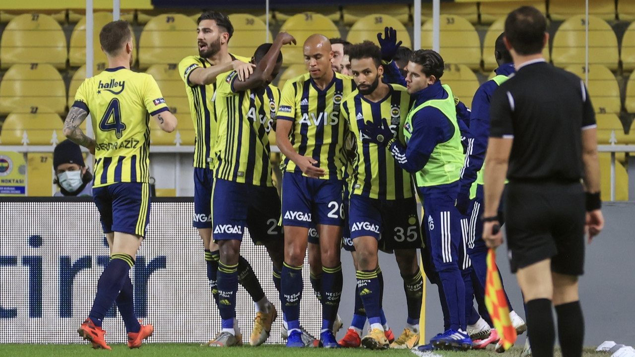 Fenerbahçe evinde Medipol Başakşehir'i farklı mağlup etti