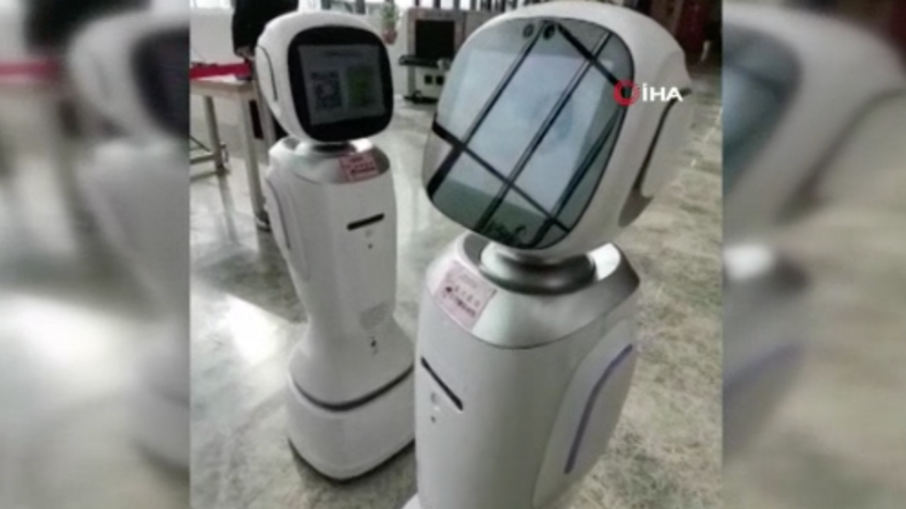 Çin'de iki robotun tartıştığı anlar sosyal medyada gündem oldu