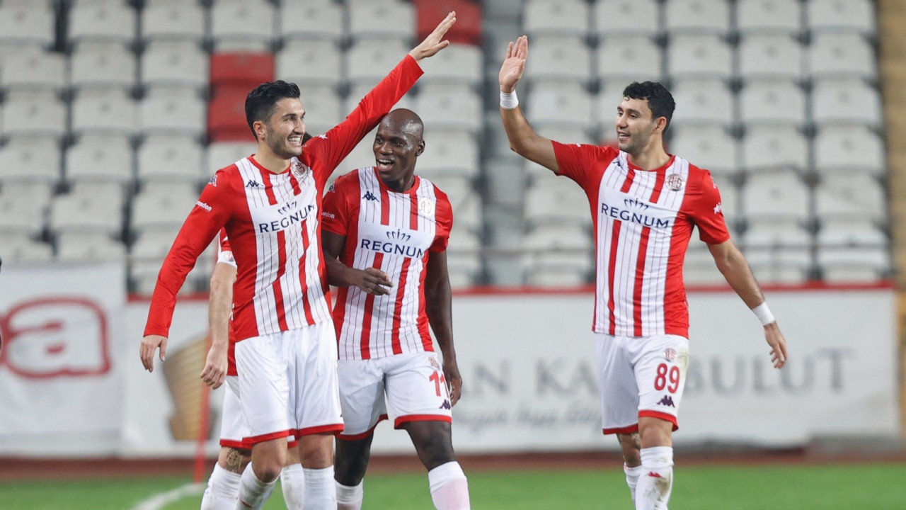 Antalyaspor'dan Fatih Karagümrük karşısında 3 gollü geri dönüş
