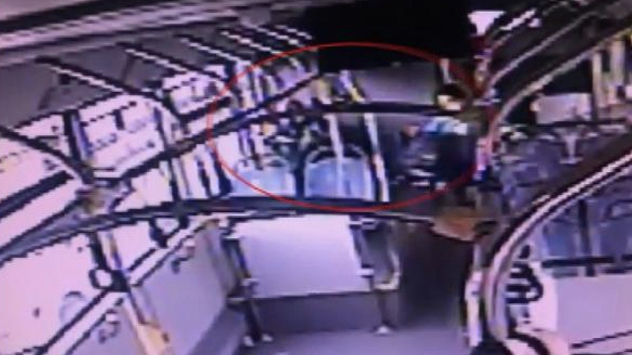 Metrobüste unutulan çantayı alan şahıs önce kameraya sonra polise yakalandı!