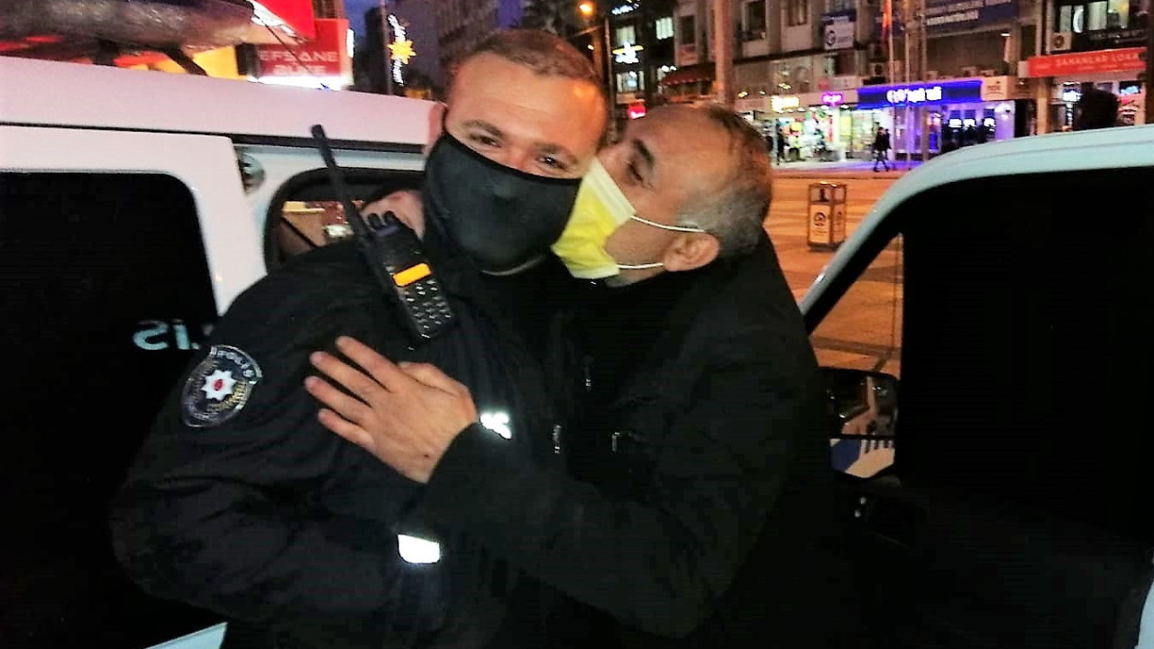 Çıplak koşan adamdan polise öpücük