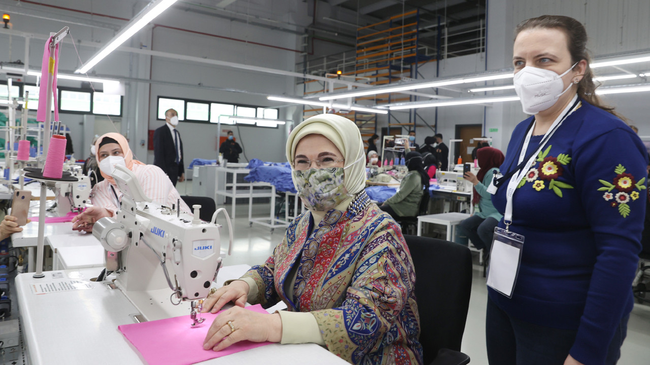 Emine Erdoğan tekstil fabrikasını ziyaret edip dikiş dikti