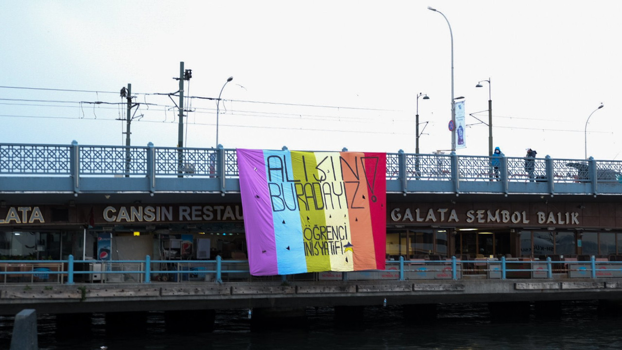 Galata Köprüsü'nde LGBTİ bayrağı