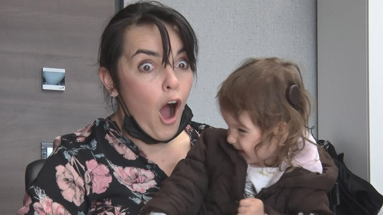 2 yaşındaki bebek annesinin sesini ilk kez Türkiye'de duydu