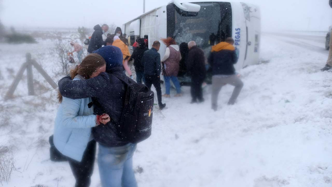 Konya'da iki tur otobüsü farklı saatlerde kaza yaptı