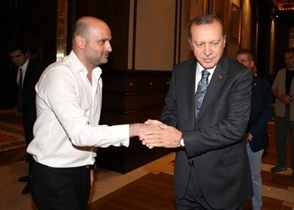 Ünlü yapımcı Polat Yağcı, Erdoğan'dan nefret eden Volkan Konak'a nasıl kol kanat gerdi?