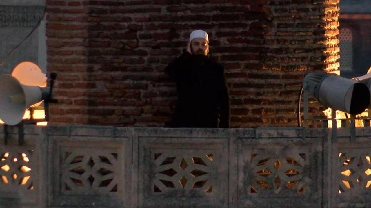 Ayasofya-i Kebir Camii'nde tarihi anlar! İftar için ilk ezan okundu